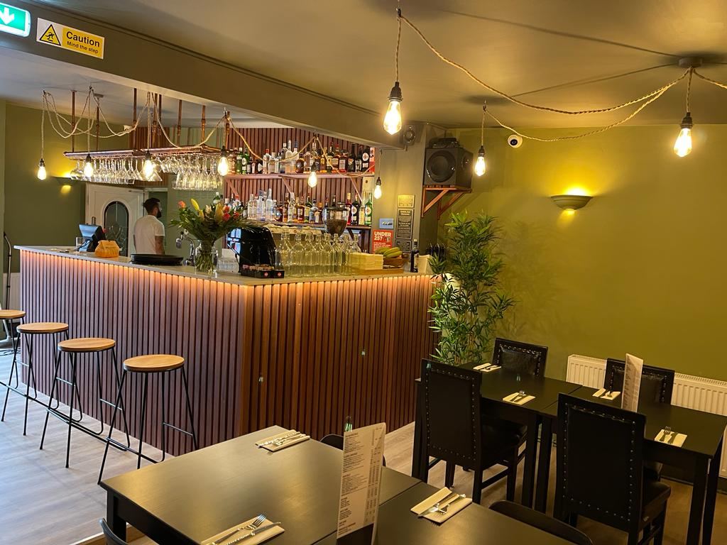 Le 5 Terre: dining area beside the finished bar