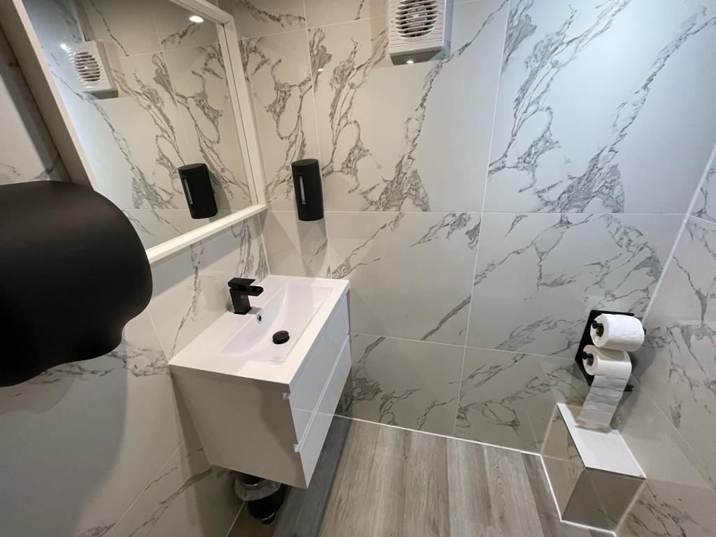 Le 5 Terre: customer WC tiled in marble-effect porcelain